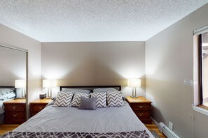 2 bedrooms, desk, internet, bed sheets