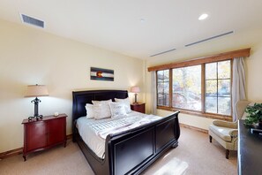 3 bedrooms, free Internet, bed sheets