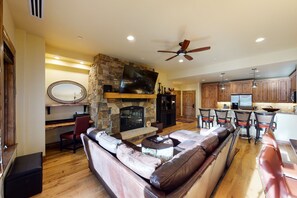 Televisión de pantalla plana, chimenea, futbolito y estéreo 