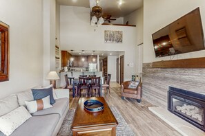 TV, peis, DVD-spiller og bøker