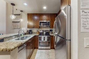 Refrigerador, microondas, horno y parrilla de estufa