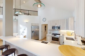 Refrigerador, microondas, horno y parrilla de estufa