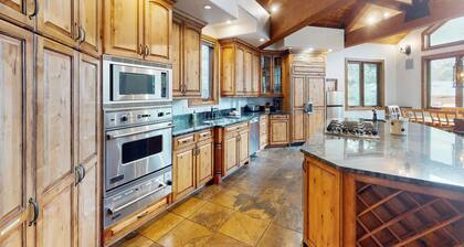 Huge Multi-Level Home with Hot Tub, Separate Studio Apartment & Vail Views