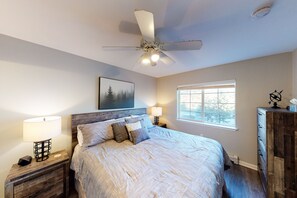 2 bedrooms, free Internet, bed sheets
