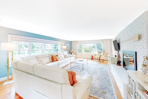 TV, DVD player, livros, videoteca