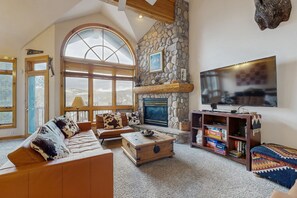 Fernseher, Kamin, DVD-Player, Bücher