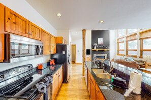 Refrigerador, microondas, horno y parrilla de estufa 