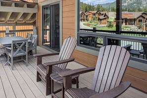 Outdoor dining - Keystone Retreat: Gateway to Trails, Slopes & Stunning Views w/ Private Hot Tub (Keystone)