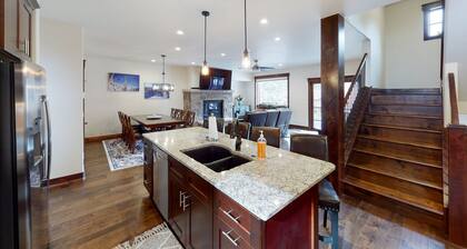 Keystone Retreat: Gateway to Trails, Slopes & Stunning Views w/ Private Hot Tub