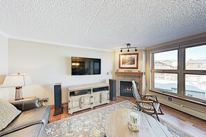 TV, fireplace, DVD player, books - Premier Lake Dillon Condominium, 20 Min Access To 5 Resort Towns (Frisco)