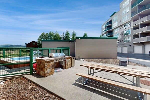 Outdoor dining - Premier Lake Dillon Condominium, 20 Min Access To 5 Resort Towns (Frisco)