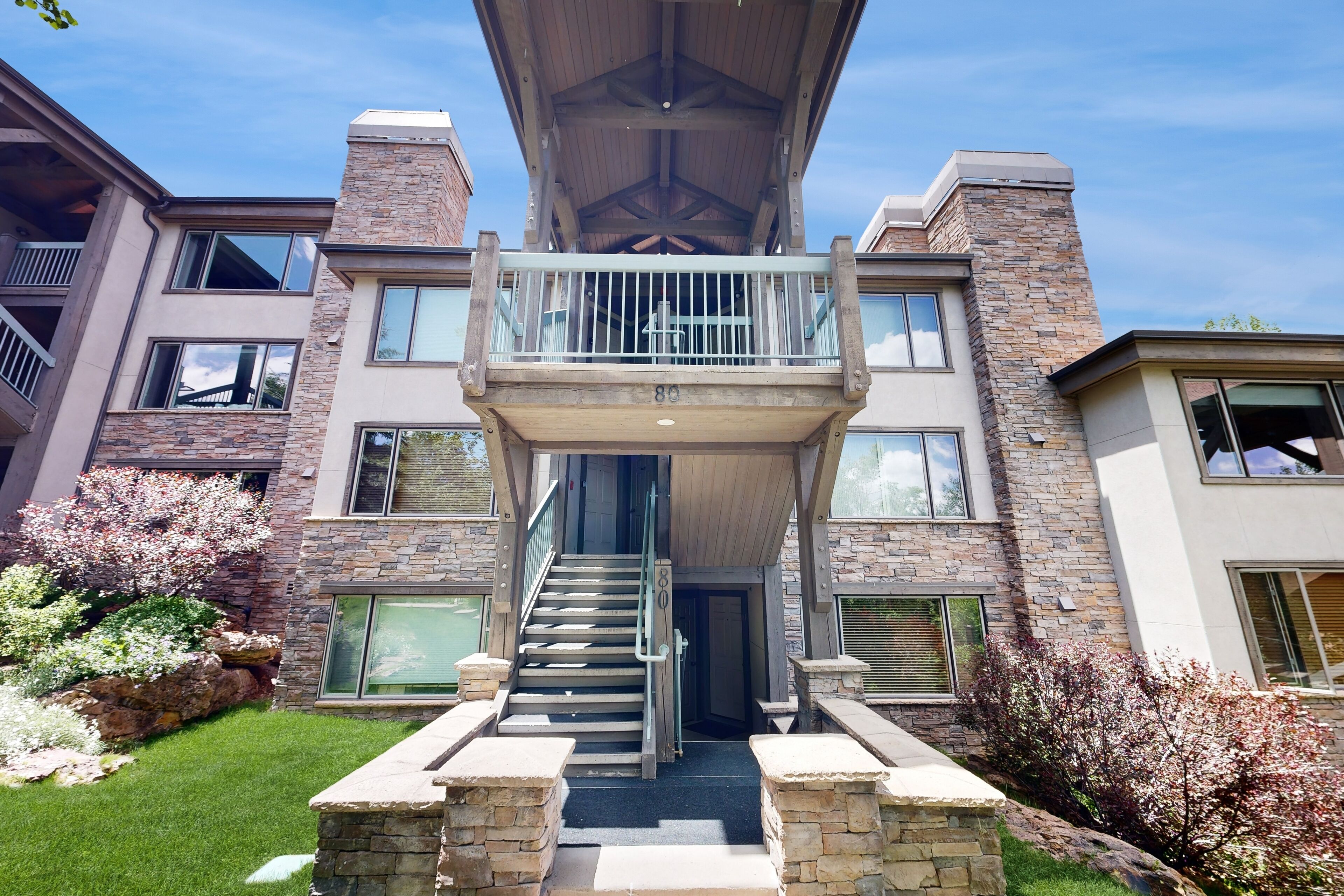 Top-floor winter home near skiing with hot tub, WiFi, washer/dryer
