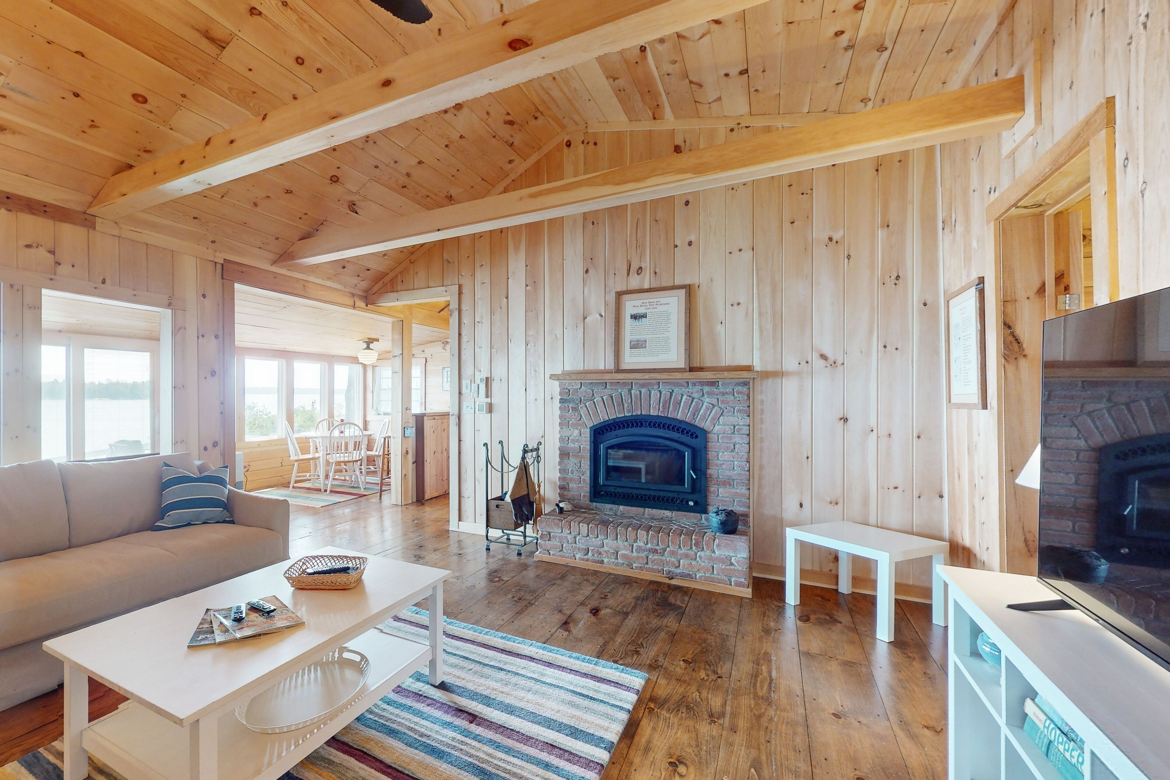 电视、壁炉、书