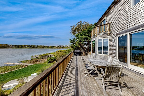 Outdoor dining - Waterfront house on Bucks Creek Marsh with deck, dock, & kayaks (Chatham)