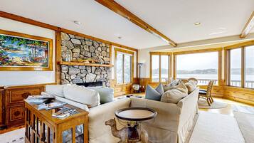 Télévision, lecteur de DVD, livres