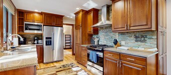 Mountain Gem Walking Distance From Slopes w/Shared Pool & Hot Tubs, Free WiFi