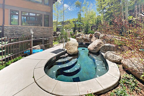 Aspenwood Gem w/Shared Pool, Hot Tubs, & Sauna + Free WiFi, Private W/D