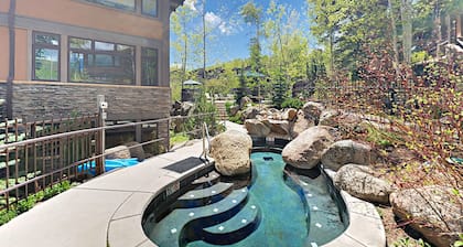 Aspenwood Gem w/Shared Pool, Hot Tubs, & Sauna + Free WiFi, Private W/D