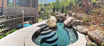 Aspenwood Gem w/Shared Pool, Hot Tubs, & Sauna + Free WiFi, Private W/D