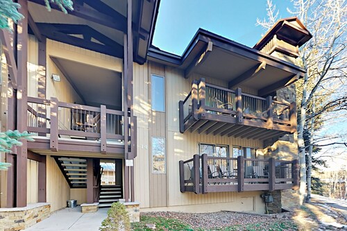 Welcoming mountain suite with balcony & fireplace