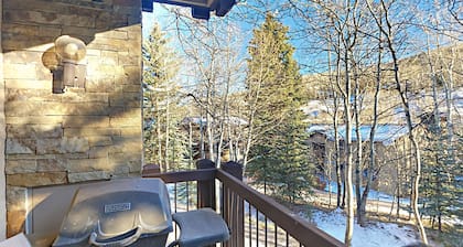Welcoming mountain suite with balcony & fireplace