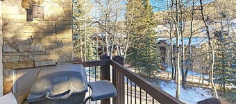 Welcoming mountain suite with balcony & fireplace