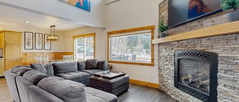 Télévision, cheminée, livres