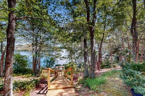 Newly updated lakefront cottage with screened porch, large yard & kayaks