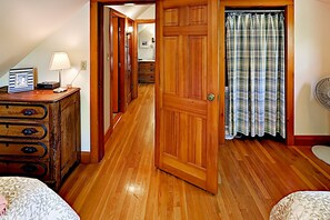 4 bedrooms, desk, Internet, bed sheets