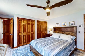 3 bedrooms, iron/ironing board, free Internet, bed sheets