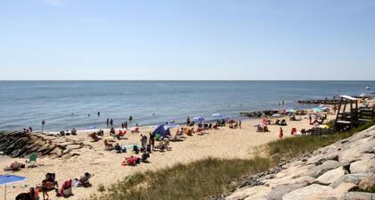 Spacious duplex with large outdoor deck - just minutes to Sea Street Beach