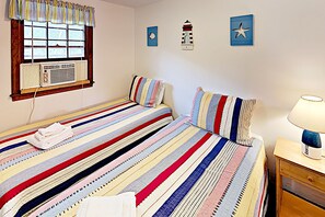 4 bedrooms, iron/ironing board, Internet, bed sheets