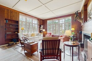 Téléviseur, foyer, livres