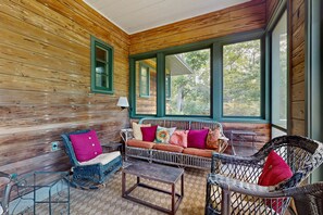 Téléviseur, foyer, livres