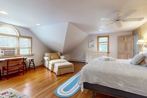 4 bedrooms, desk, iron/ironing board, free Internet