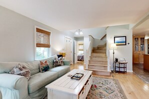 Flat-screen TV, fireplace, DVD player, books