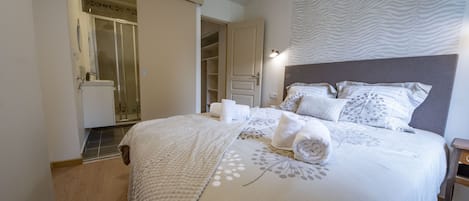 11 bedrooms, travel crib, WiFi (free), bed sheets