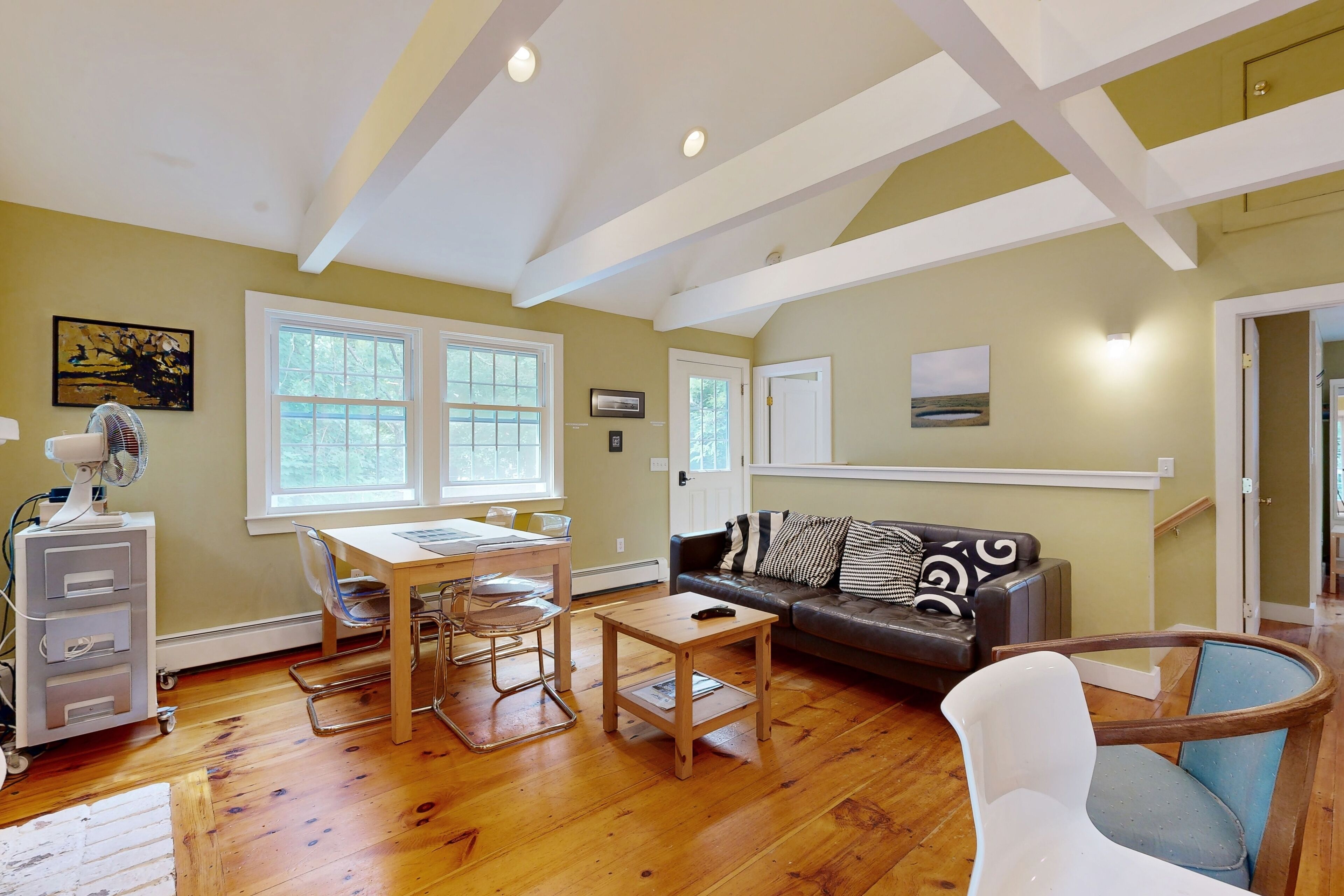 Televisión de pantalla plana, Netflix, reproductor de DVD, libros