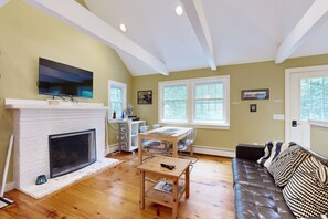 Flat-screen TV, Netflix, DVD player, books