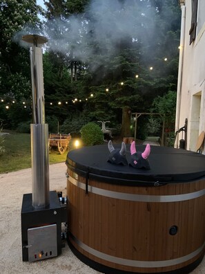 Outdoor spa tub - 9-bedroom gîte with 8 bathrooms (Bussang)