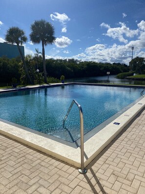 Alberca al aire libre y alberca climatizada