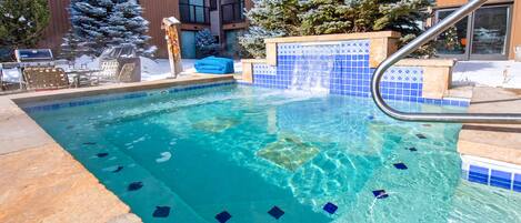 Una piscina al aire libre, una piscina climatizada