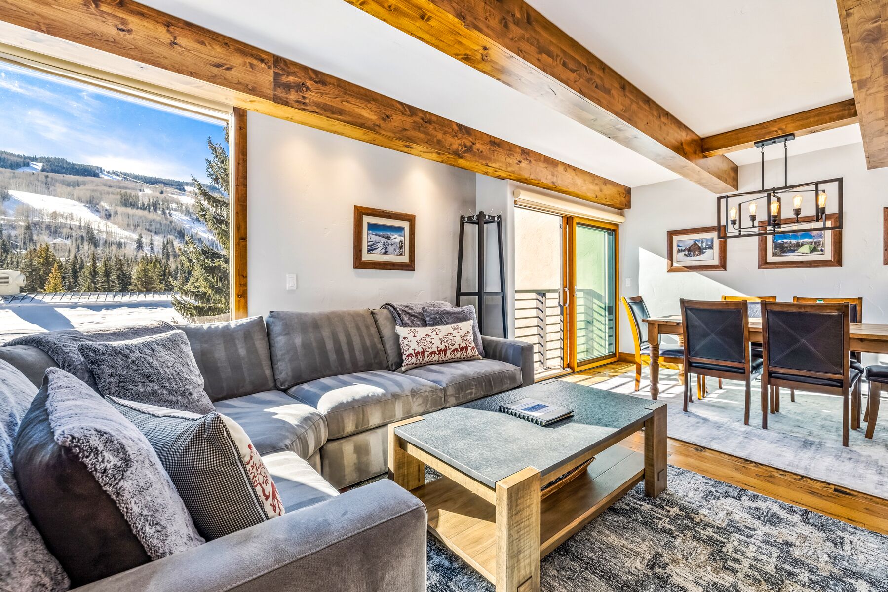 Smart-TV, peis, bøker og filmbibliotek