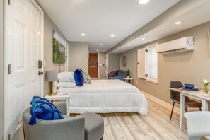 1 chambre, lit avec matelas en mousse à mémoire, bureau