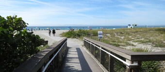 2 bed/2 Ba Venice Island Villa - Walk to Beach & Historic Downtown Venice!