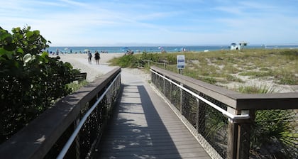 2 bed/2 Ba Venice Island Villa - Walk to Beach & Historic Downtown Venice!