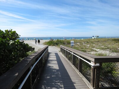 2 bed/2 Ba Venice Island Villa - Walk to Beach & Historic Downtown Venice!