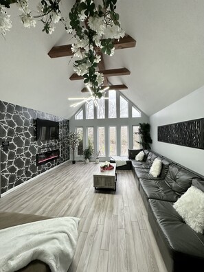 Smart TV, fireplace, Netflix, table football