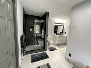 Baignoire, baignoire Ă jets, sĂšche-cheveux, serviettes fournies