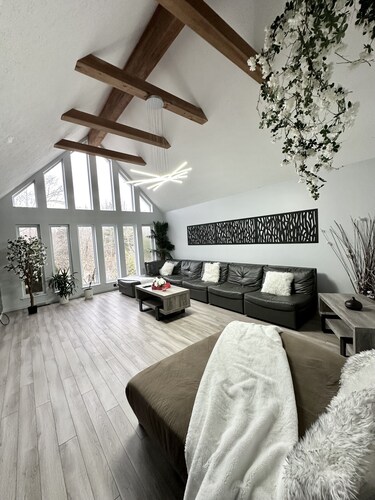 PRIVATE OUTDOOR HEATED POOL, The Running Eagle spacious home, Game Room&Hot Tub